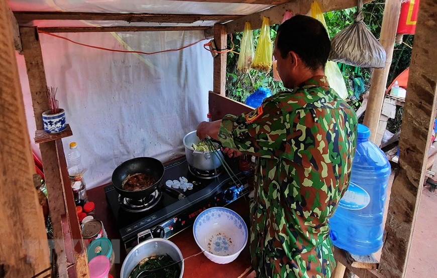 hiến sỹ bộ đội biên phòng Quảng Trị trên chốt biên giới chuẩn bị cơm trưa. (Ảnh: Hồ Cầu/TTXVN)