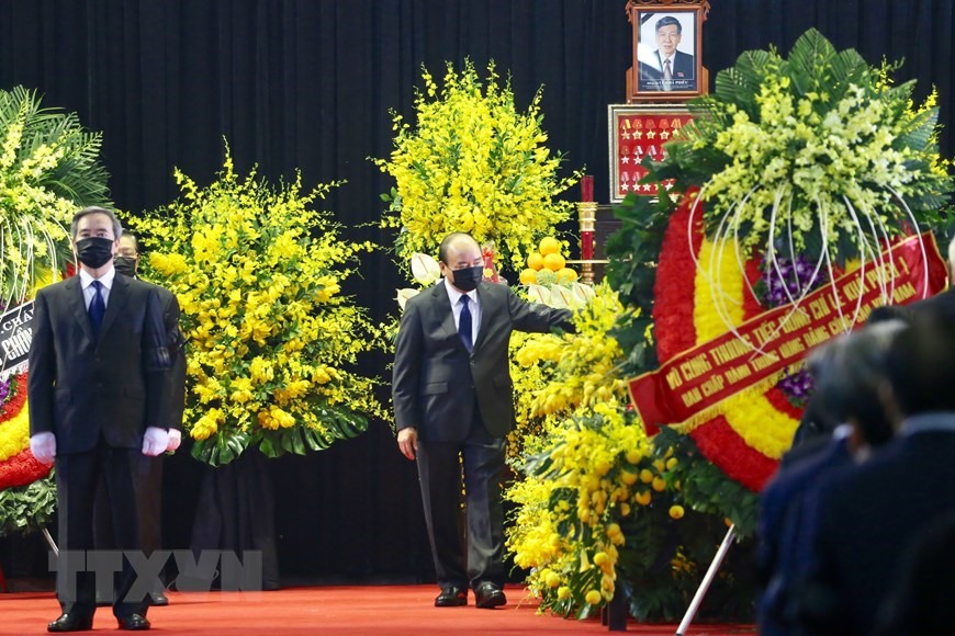 Thủ tướng Nguyễn Xuân Phúc dẫn đầu Đoàn đại biểu lãnh đạo Đảng, Nhà nước viếng viếng nguyên Tổng Bí thư Lê Khả Phiêu. (Ảnh: Dương Giang/TTXVN)