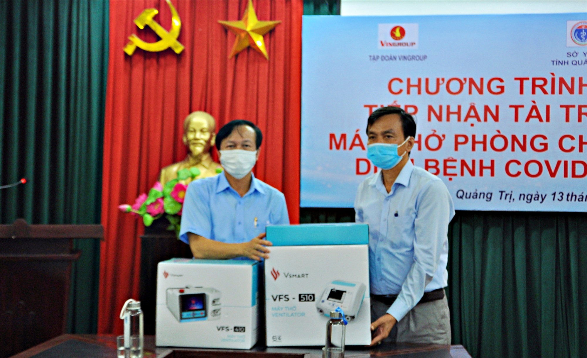 Nhà báo Lâm Quang Huy thay mặt Tập đoàn Vingroup tặng máy thở cho ngành y tế tỉnh - Ảnh: Q.H