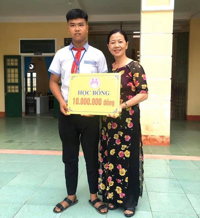 Cô giáo Thái Thị Lan trao học bổng trị giá 10 triệu đồng cho em Hoàng Kim Dũng, học sinh lớp 8A Trường Tiểu học và THCS Vĩnh Chấp, huyện Vĩnh Linh - Ảnh: H.T​