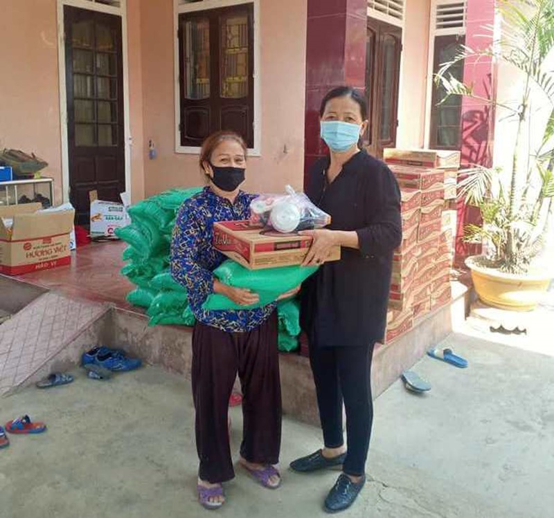 Cô giáo Thái Thị Lan hỗ trợ thực phẩm cho người dân bị ảnh hưởng bởi COVID-19 - Ảnh: NVCC​