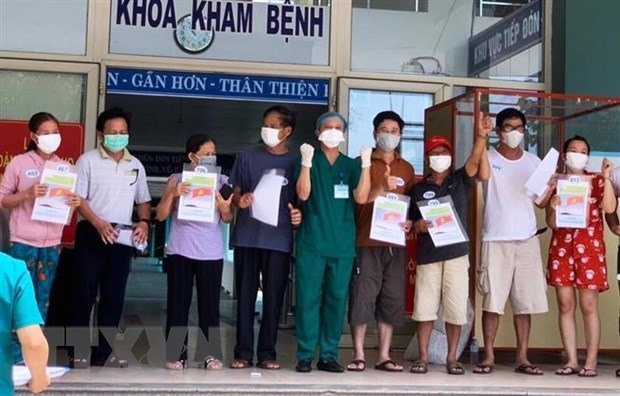 Các bệnh nhân mắc COVID-19 điều trị tại Bệnh viện dã chiến Hòa Vang được xuất viện. (Nguồn: TTXVN)