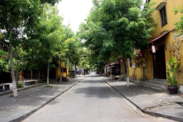 Một trong những tuyến phố cổ nổi tiếng của thành phố Hội An đìu hiu trong mùa dịch. (Ảnh: Trịnh Bang Nhiệm/TTXVN)