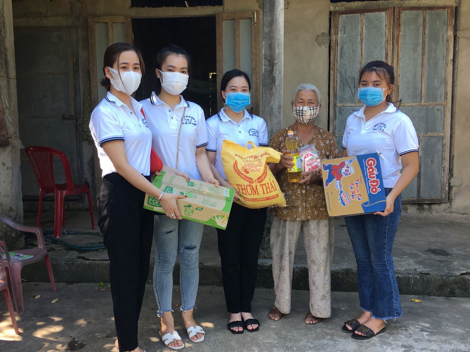 Nhóm trao tận tay cho bà Nguyễn Thị Nâu những nhu cầu thiết yếu trong dịch COVID - 19