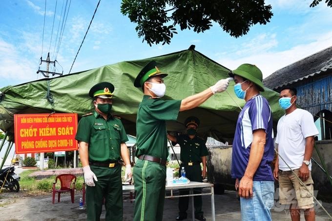 Một chốt kiểm tra y tế tại cảng cá Cửa Việt. Ảnh: CĐ.