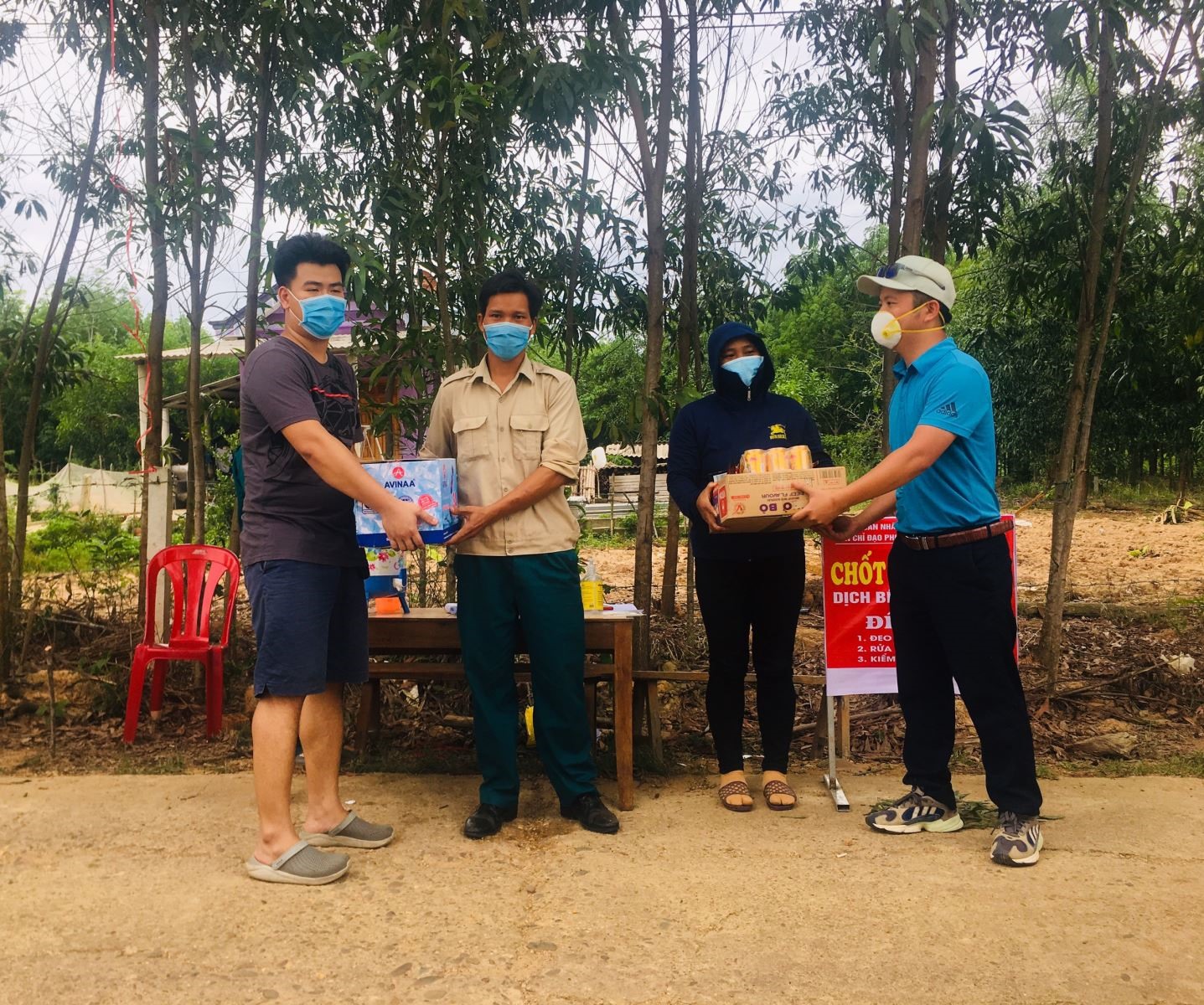 Các thành viên Hội xe bán tải Quảng Trị trao quà hỗ trợ cho các chốt kiểm dịch tại thôn Khe Me, xã Linh Trường huyện Gio Linh.