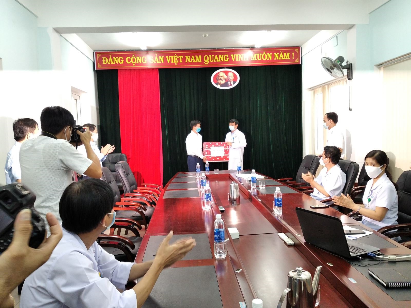 Bí thư Tỉnh ủy Lê Quang Tùng chia sẻ các khó khăn với đội ngũ y, bác sỹ Bệnh viện Đa khoa tỉnh Quảng Trị trong công tác phòng, chống dịch COVID - 19