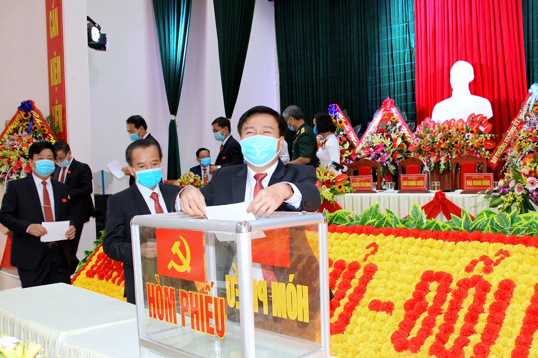 Đại biểu bỏ phiếu bầu BCH Đảng bộ huyện Cam Lộ nhiệm kỳ 2020-2025 -Ảnh: Thành Dũng