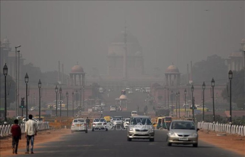 Khói mù ô nhiễm bao phủ dày đặc tại New Delhi, Ấn Độ. Ảnh: AFP/TTXVN.