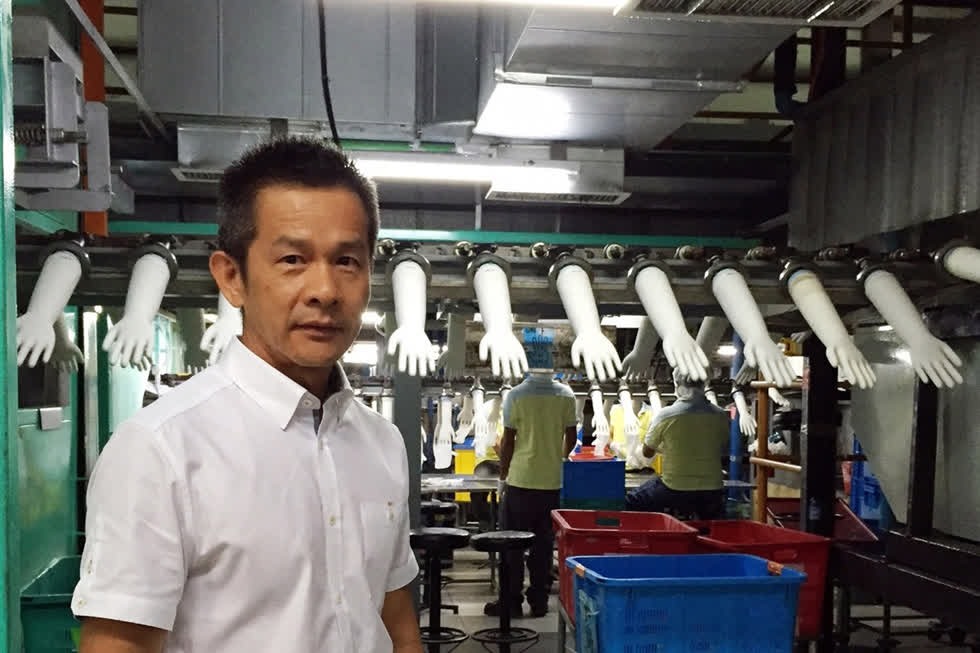 Huỳnh Đốc Tử trở thành tỷ phú đô la nhờ sản xuất găng tay. Ảnh: The Straits Times