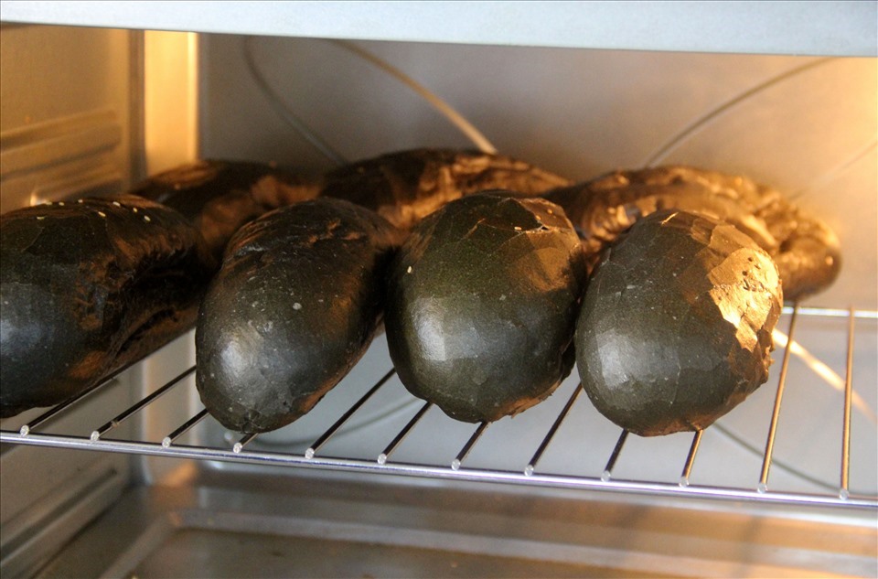 Để tạo màu đen cho bánh mì, anh Trung đã sử dụng tinh than tre nhập khẩu từ một công ty Nhật Bản. Đặc biệt, nhóm của anh phải mất hơn 10 ngày, cũng như tốn 3 bao bột (bao 25kg) mới cho ra được ổ bánh mì đen đúng chuẩn.