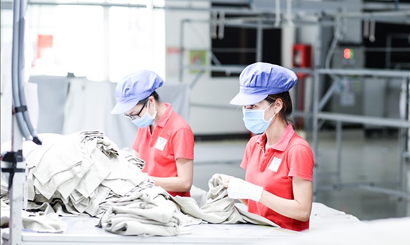 Nhiều lao động địa phương đã tìm được việc làm ổn định tại các cụm công nghiệp trên địa bàn huyện Hải Lăng - Ảnh: T.L​
