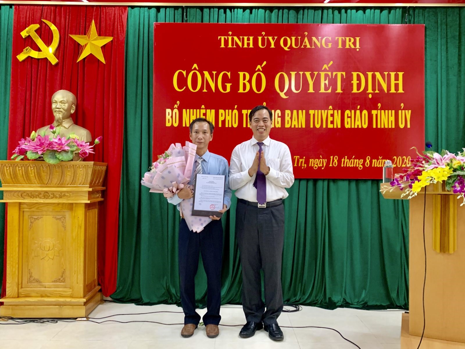 Phó Bí thư Thường trực Tỉnh uỷ Nguyễn Đăng Quang trao quyết định Phó trưởng Ban Tuyên giáo Tỉnh uỷ cho đồng chí Nguyễn Quốc Khánh