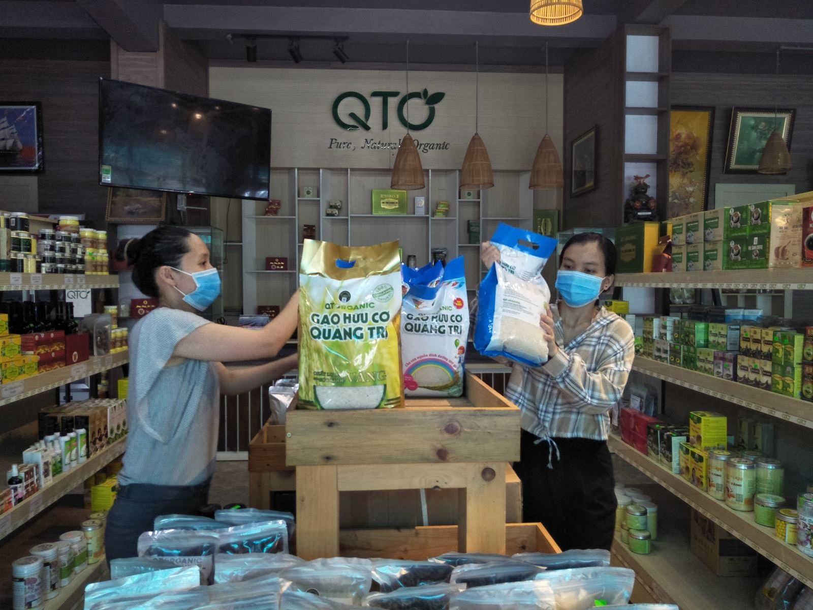 Nhiều sản phẩm hữu cơ được bày bán tại các cửa hàng nông sản của Quảng Trị.