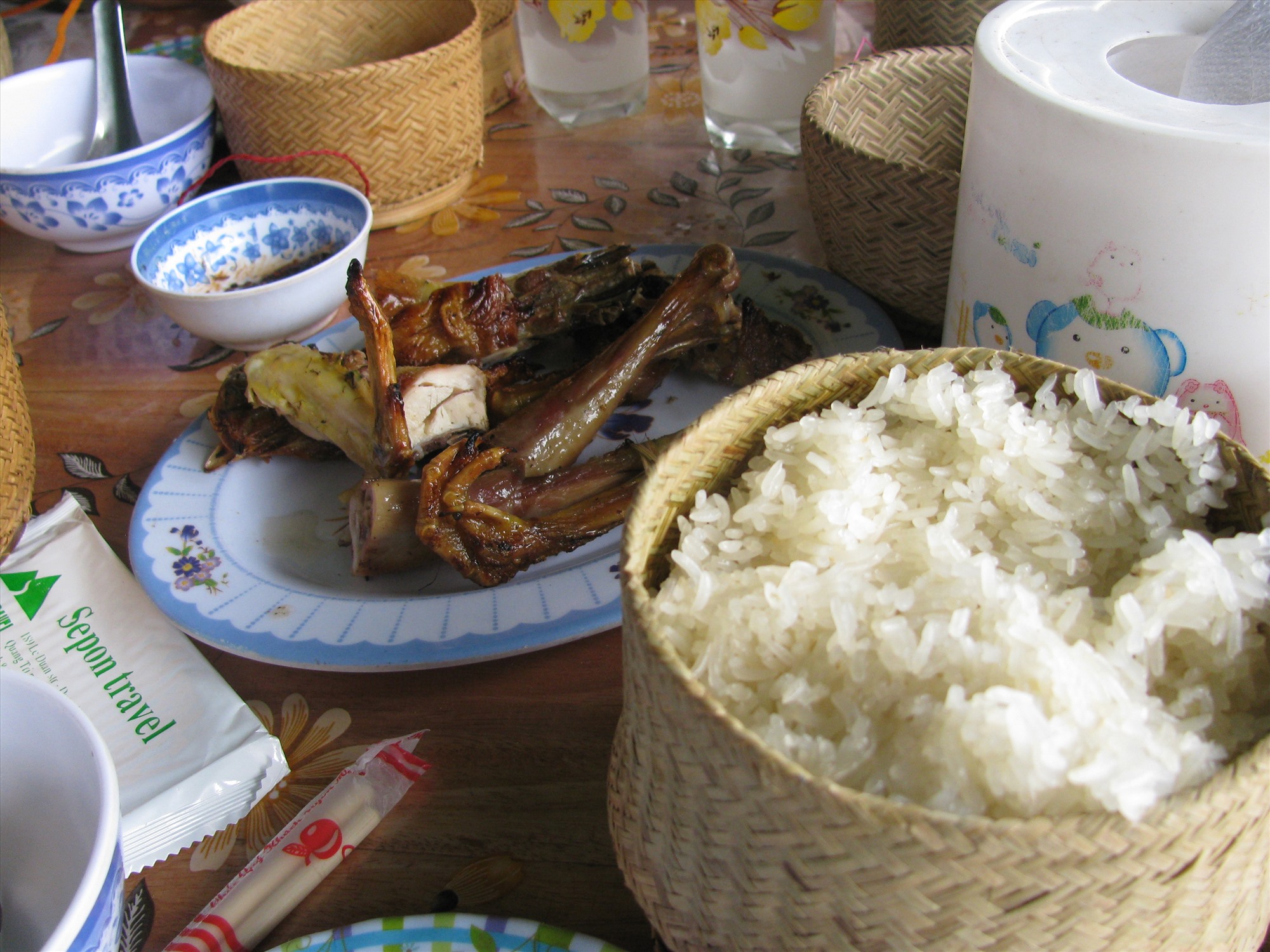 Xôi, gà nướng, món ăn quen thuộc của người Lào