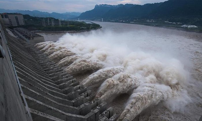 Dự án Tam Hiệp là hệ thống kiểm soát nước đa năng trên sông Trường Giang, bao gồm công trình đập thủy điện dài 2.309 m và cao 185 m, hệ thống âu tàu cấp 5 ở phía bắc và phía nam dự án, cùng 34 tổ máy phát điện với tổng năng suất khai thác 22,5 triệu kilowatt. Ảnh: Tân Hoa xã.