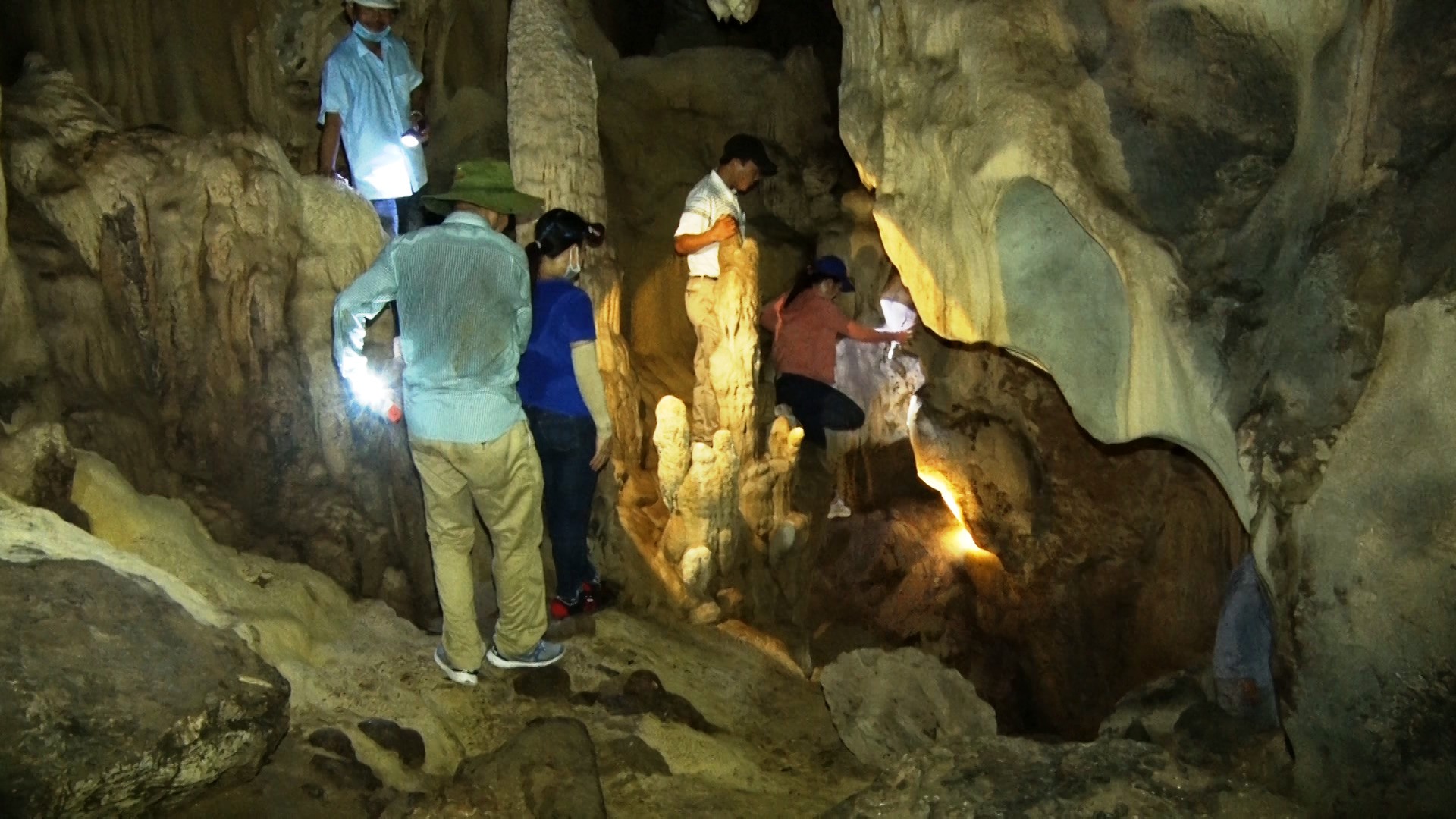 Đoàn công tác Sở VH-TT-DL và UBND huyện Hướng Hóa khảo sát hang động tại thôn Trỉa, xã Hướng Sơn để bảo tồn danh thắng này và đánh giá tiềm năng phát triển du lịch sinh thái ở đây- Ảnh: Đ.V