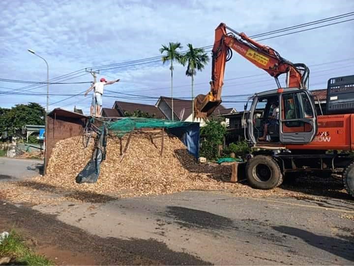 Hiện trường vụ xe đầu kéo chở dăm gỗ bị lật tại Km66+900 thuộc xã Tân Liên, huyện Hướng Hóa- Ảnh: Đ.V