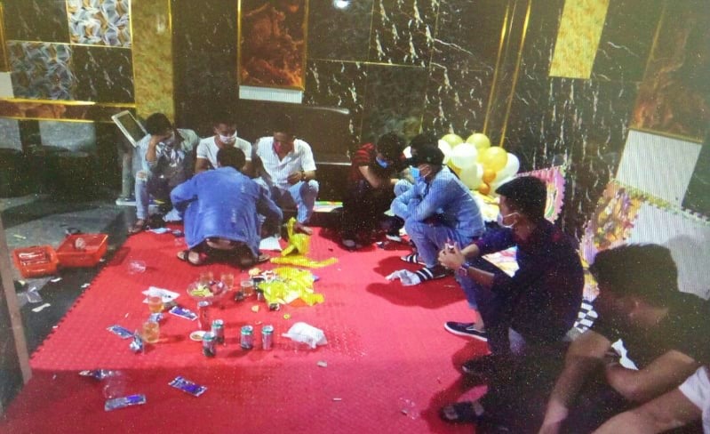 Các thanh niên dương tính với các chất ma túy bị phát hiện tụ tập dưới tầng hầm của quán karaoke - Ảnh: CATP