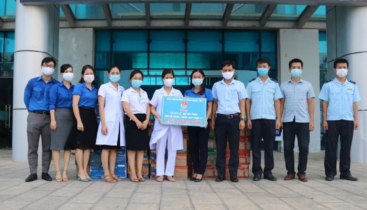 Đoàn Khối cơ quan và doanh nghiệp tỉnh trao quà hỗ trợ cho Bệnh viện Đa khoa tỉnh Quảng Trị