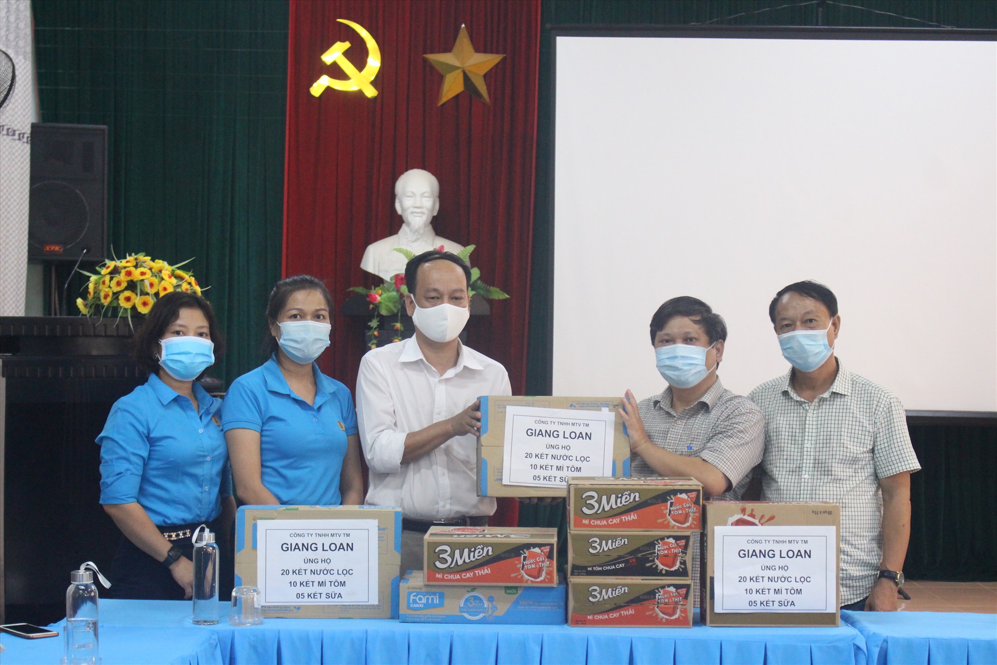 UBMTTQVN tỉnh, Liên đoàn Lao động tỉnh trao nhu yếu phẩm cho Trung tâm CDC Quảng Trị phòng chống dịch bệnh COVID- 19. Ảnh: N.P