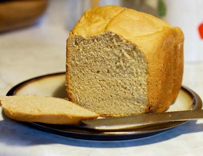 Bánh mì nguyên cám: Bánh mì nguyên cám tốt cho sức khỏe, lại bổ dương nhưng bạn không nên ăn quá nhiều vì sẽ làm hại cho thận. Do thực phẩm này chứa nhiều phốt pho và kali, không tốt cho thận.