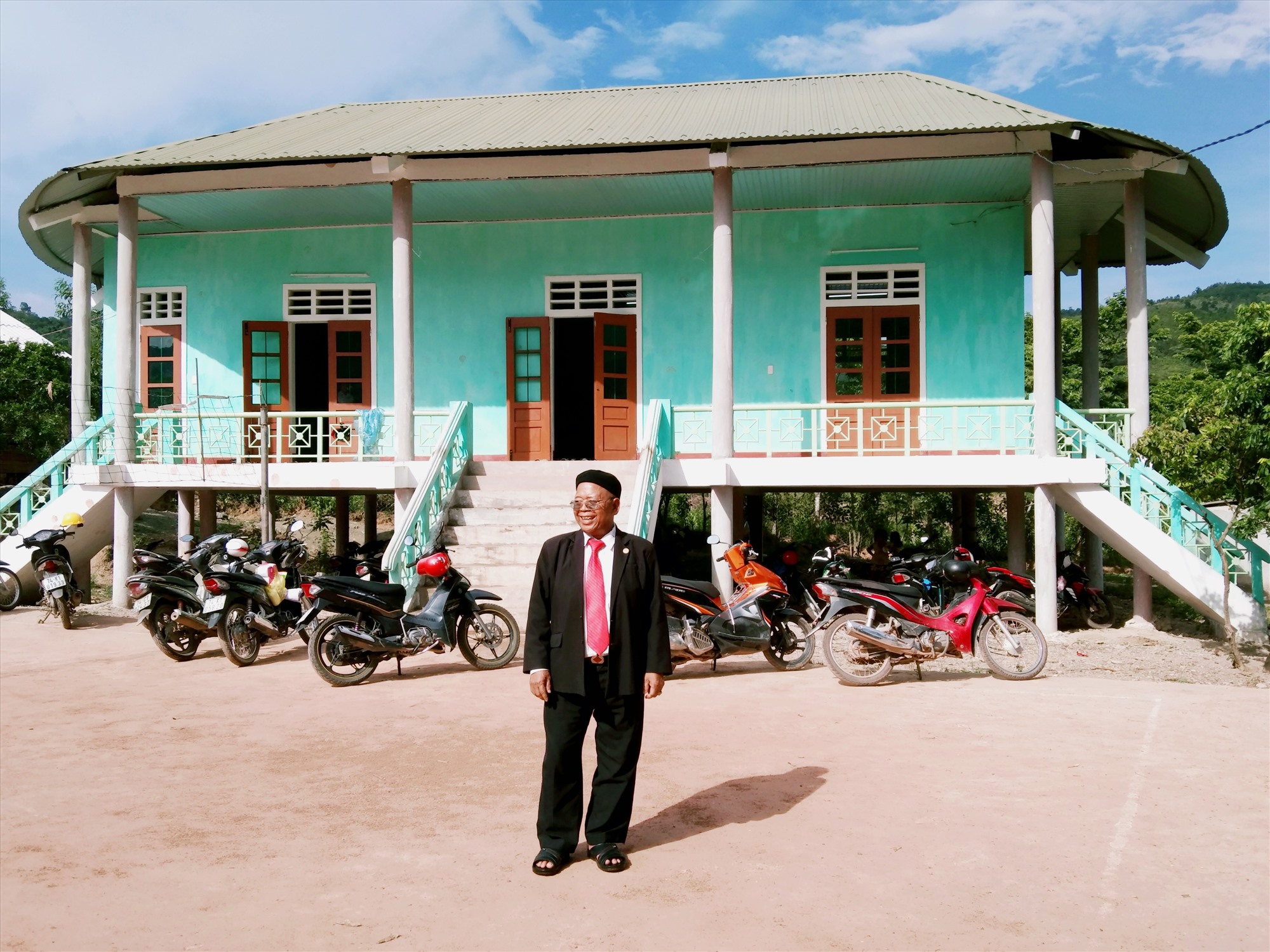 Già làng Côn Hương trên mảnh đất ông đã hiến giờ đã xây dựng trung tâm học tập cộng đồng thôn Vực Leng.