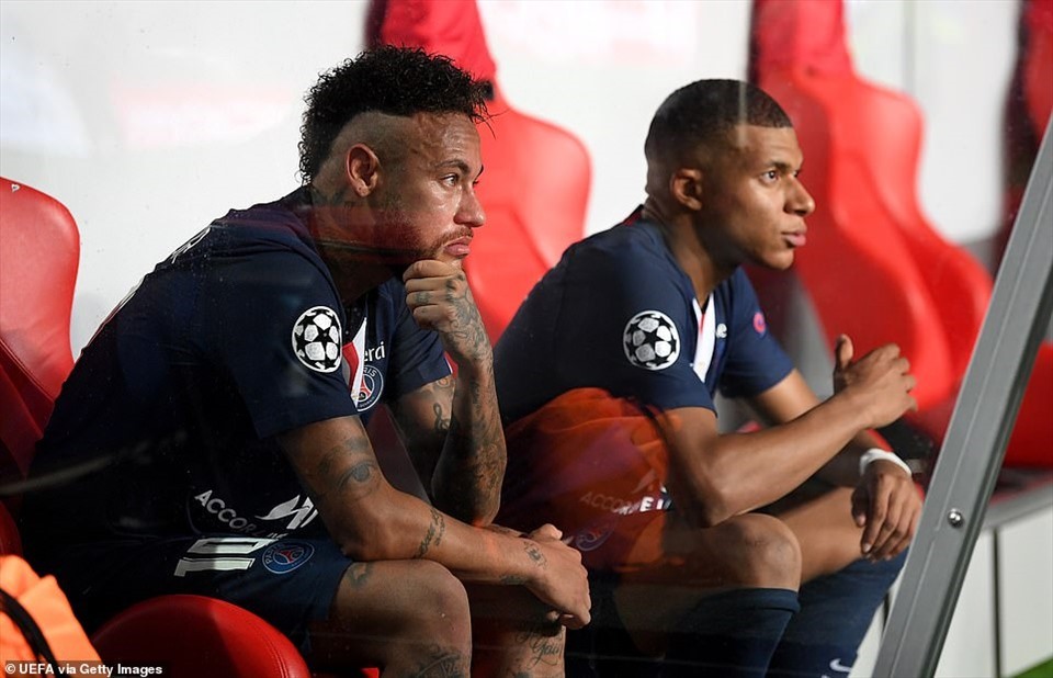 Neymar và Mbappe nhìn Bayern lên ngôi vô địch Champions League. Ảnh: EPA/Getty