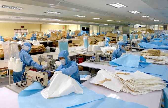 Dây chuyền sản xuất bao, túi đựng chuyên dụng của Công ty Kohsei Multipack Việt Nam tại Khu công nghiệp Bình Xuyên, Vĩnh Phúc. (Ảnh: Hoàng Hùng/TTXVN)