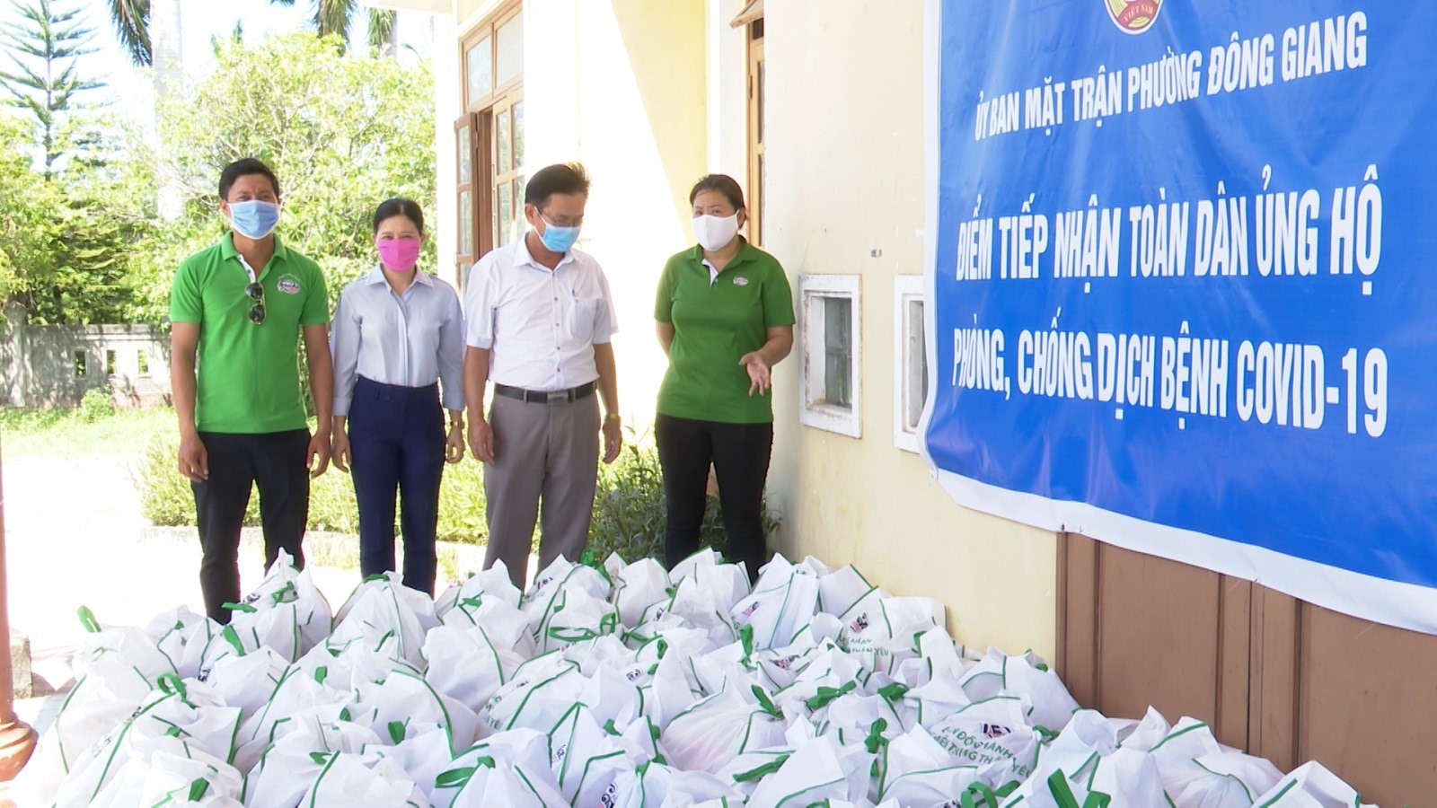 Đại diện phường Đông Giang, Tp Đông Hà tiếp nhận 100 suất quà từ chương trình.