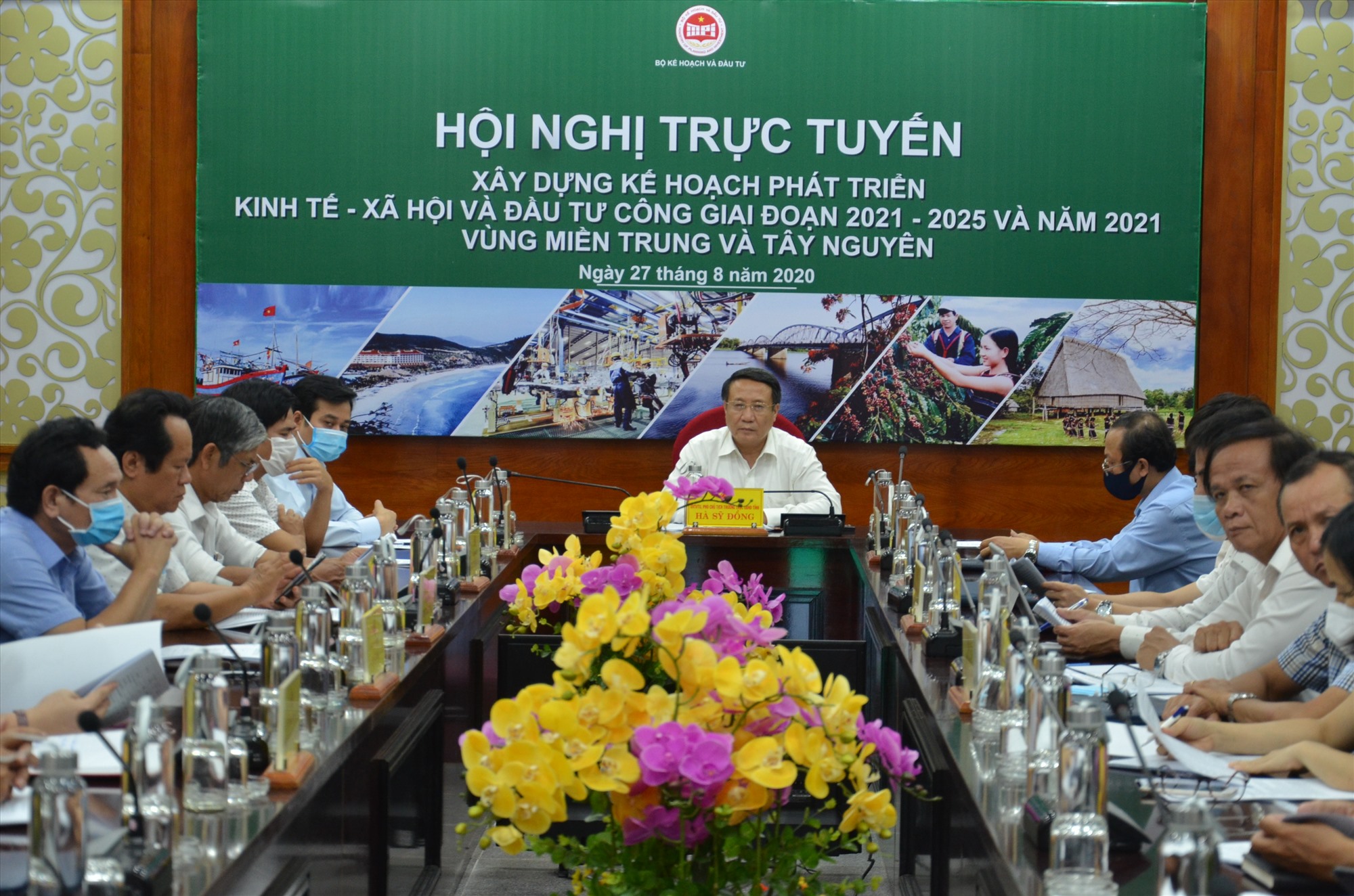 Phó Chủ tịch Thường trực UBND tỉnh Hà Sỹ Đồng cũng lãnh đạo các sở, ngành tham dự hội nghị tại điểm cầu Quảng Trị