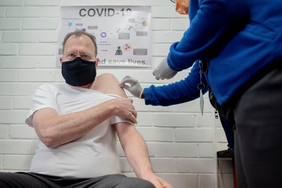 Một tình nguyện viên được tiêm vaccine COVID-19 thử nghiệm ở Soweto, Nam Phi. Ảnh: Getty
