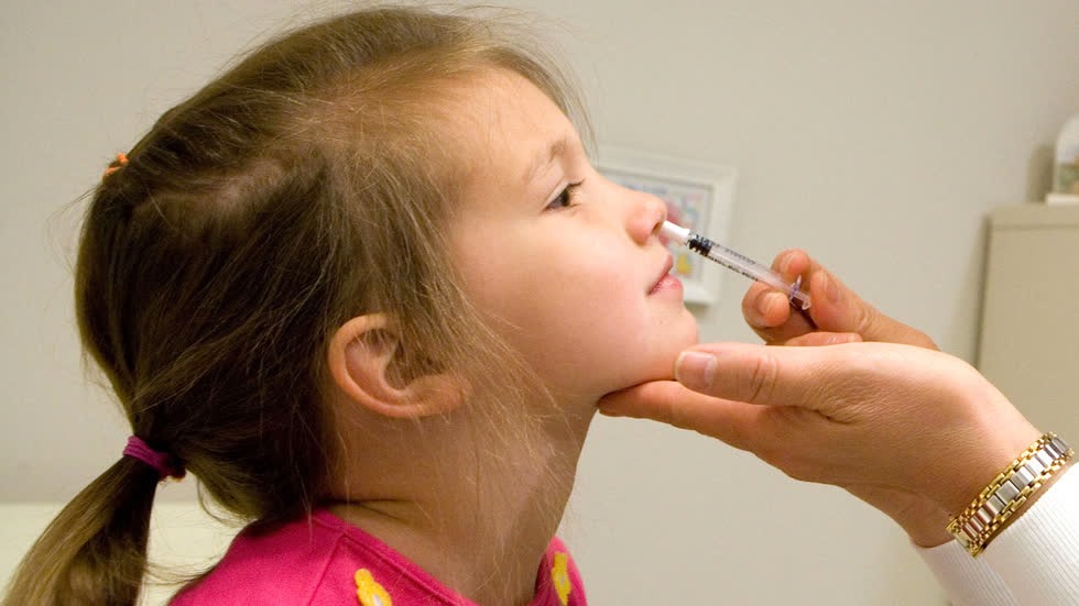 Vaccine dạng xịt mũi cũng đang được nghiên cứu chỉn chu. Ảnh: CNBC