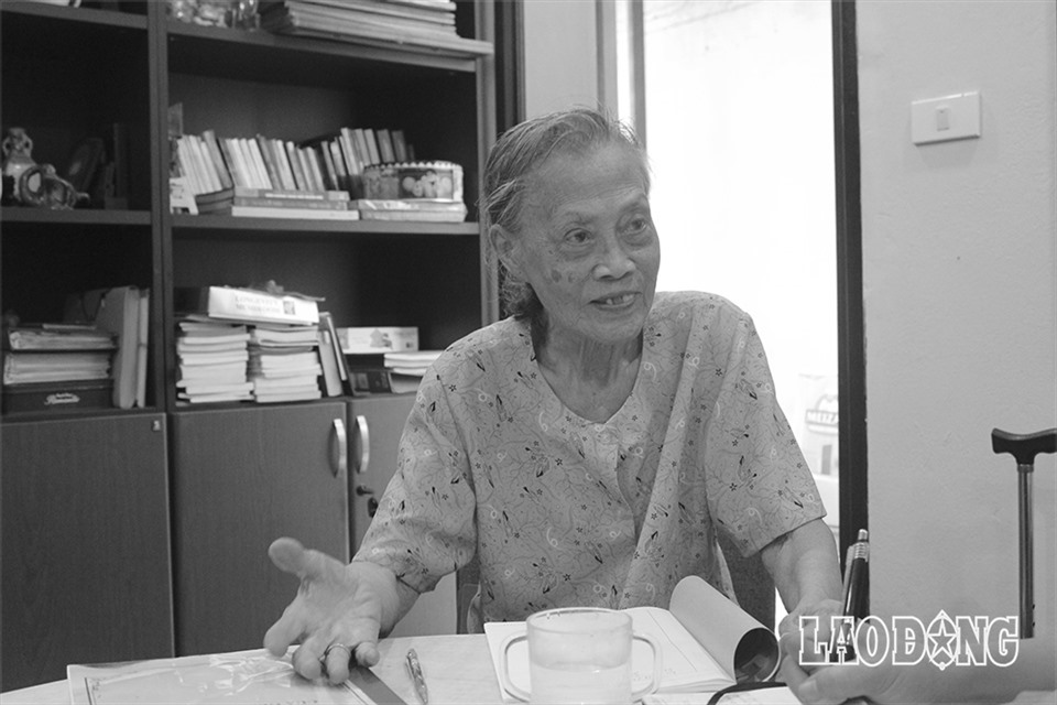 Bà Lê Thi trong một lần trao đổi với PV Lao Động về ngày lễ Quốc khánh 2.9.1945. Ảnh T.Vương