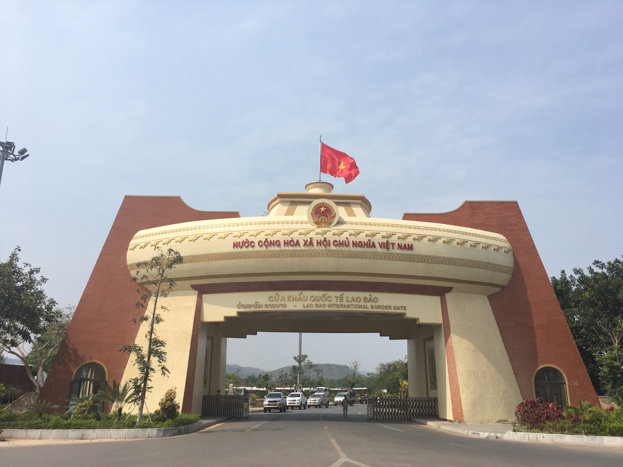 Có cửa khẩu quốc tế Lao Bảo, cửa ngõ của Hành lang Kinh tế Đông Tây từ phía Việt Nam.