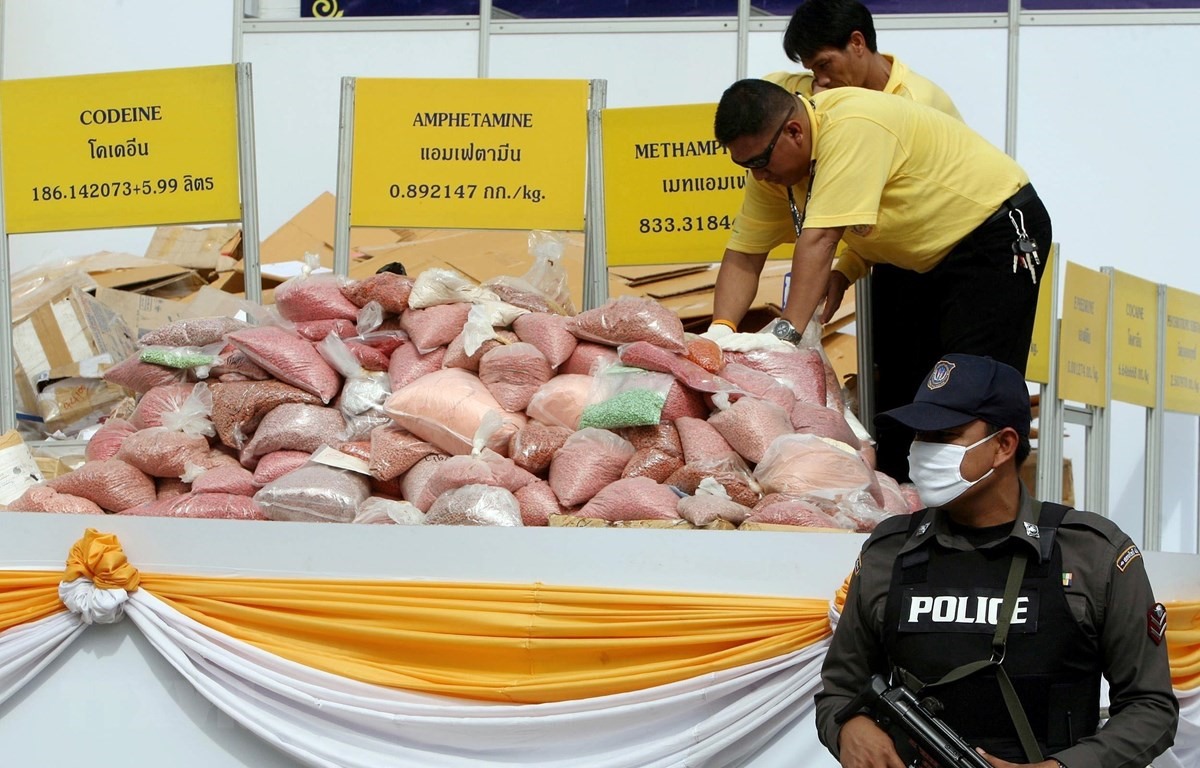 Cảnh sát trưng bày số ma túy thu giữ tại tỉnh Ayutthaya, cách thủ đô Bangkok của Thai Lan 80km về phía bắc. (Ảnh: AFP/ TTXVN)