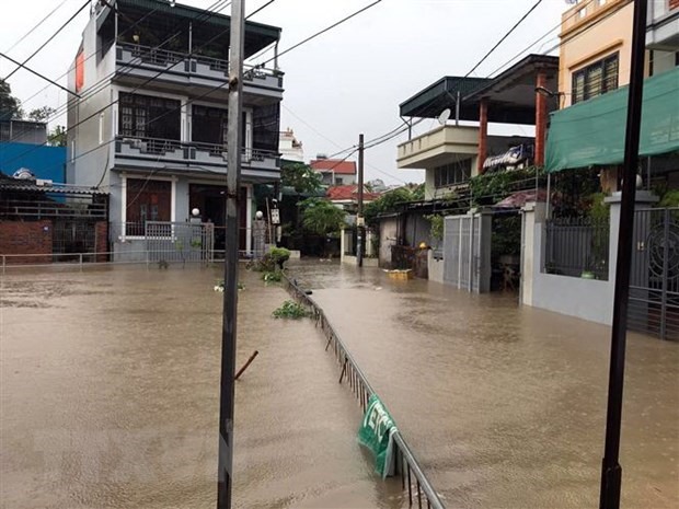Mưa lớn gây ngập lụt ở khu 1, phường Cao Xanh, thành phố Hạ Long, Quảng Ninh. (Ảnh: TTXVN)