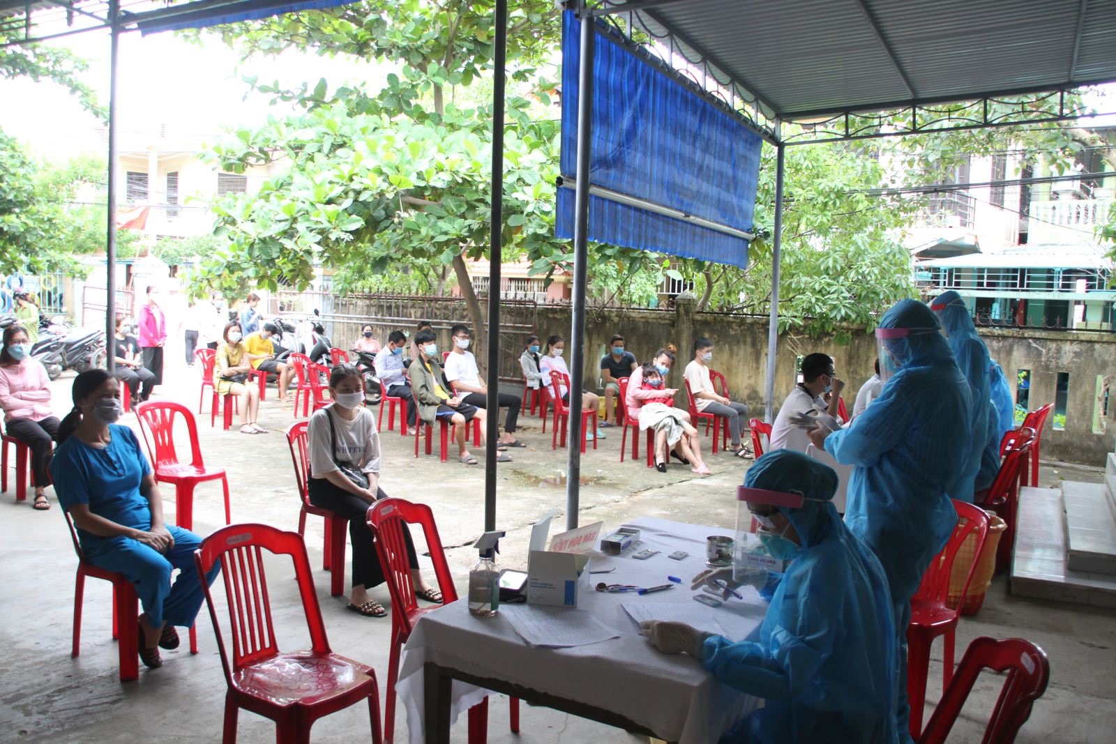 Y tế phường 5 là nơi tổ chức test nhanh đầu tiên trên địa bàn thành phố Đông Hà