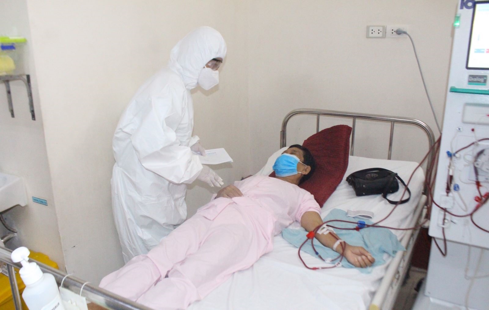 Đồng chí Lê Thị Lan Hương, Chủ tịch UBMTTQVN tỉnh tặng quà cho bệnh nhân người Quảng Trị đang điều trị tại Bệnh viện Trung ương Huế cơ sở II