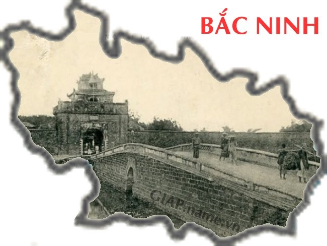 Trong ảnh là cổng vào thành Bắc Ninh, thành cổ đầu tiên của Việt Nam được xây dựng theo hình lục giác, lúc đầu được đắp bằng đất, cho tới năm Minh Mạng thứ 6 (1825), thành được xây lại bằng đá ong và cuối cùng xây lại bằng gạch vào thời Thiệu Trị (1841).