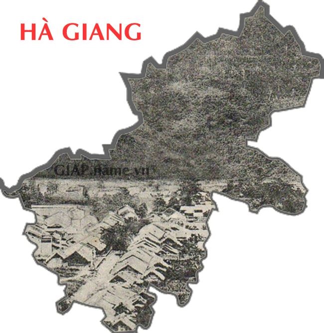 Trong ảnh là thị xã Hà Giang khoảng năm 1910, phía xa là núi Cấm, dưới chân núi là những phố phường đông đúc dân cư sầm uất.