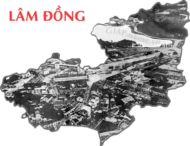 Trong ảnh là hình ảnh Đà Lạt chụp từ trên cao năm 1960, đây là bức ảnh Đà Lạt đầu tiên được chụp từ máy bay, tác giả là ông Trần Văn Châu.