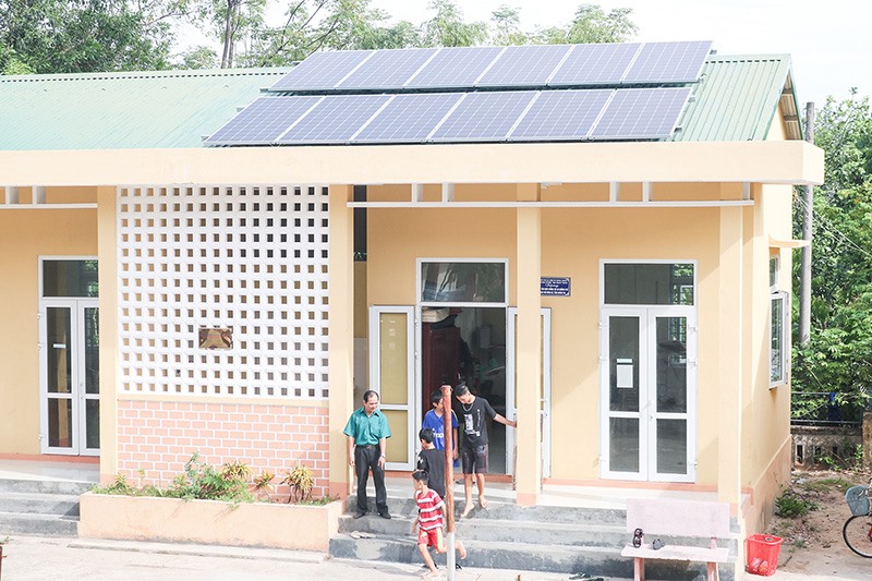 Điện mặt trời mái nhà được lắp đặt tại Trung tâm Mái ấm tình hồng đang phát huy hiệu quả - Ảnh: HNK​