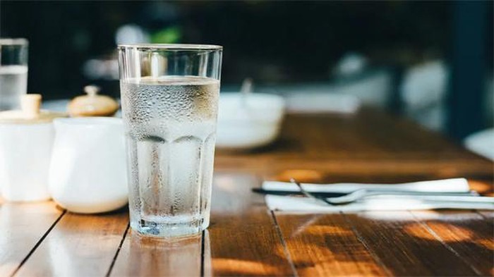 Uống lượng nước vừa đủ giúp tăng cường sức khỏe. Ảnh: Healthline