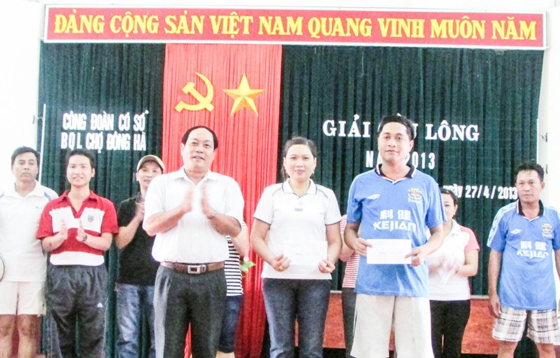 Chị Nguyễn Thị Thu Thanh (thứ 2 hàng đầu, từ trái sang). Ảnh: NVCC