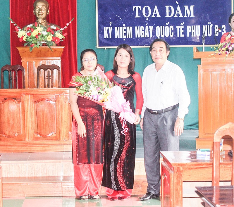 Chị Nguyễn Thị Ngọc (thứ 1 từ trái sang). Ảnh: NVCC