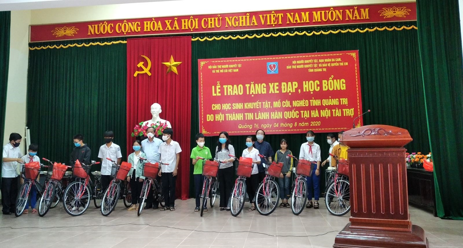 Đồng chí Lê Thị Lan Hương, UVBTV Tỉnh ủy, Trưởng Ban Dân vận Tỉnh ủy, Chủ tịch UB MTTQ VN tỉnh trao tặng cho các học sinh nghèo trên địa bàn tỉnh