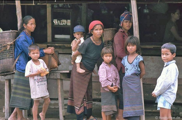 Người Bru – Vân Kiều tại một bản làng nằm trên tuyến đường Hồ Chí Minh ở Quảng Trị.