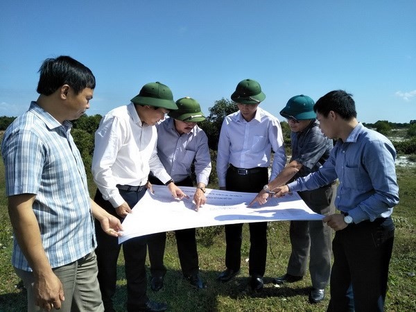 Khảo sát vị trí xây dựng Cảng hàng không Quảng Trị. (Nguồn: quangtritv.vn)