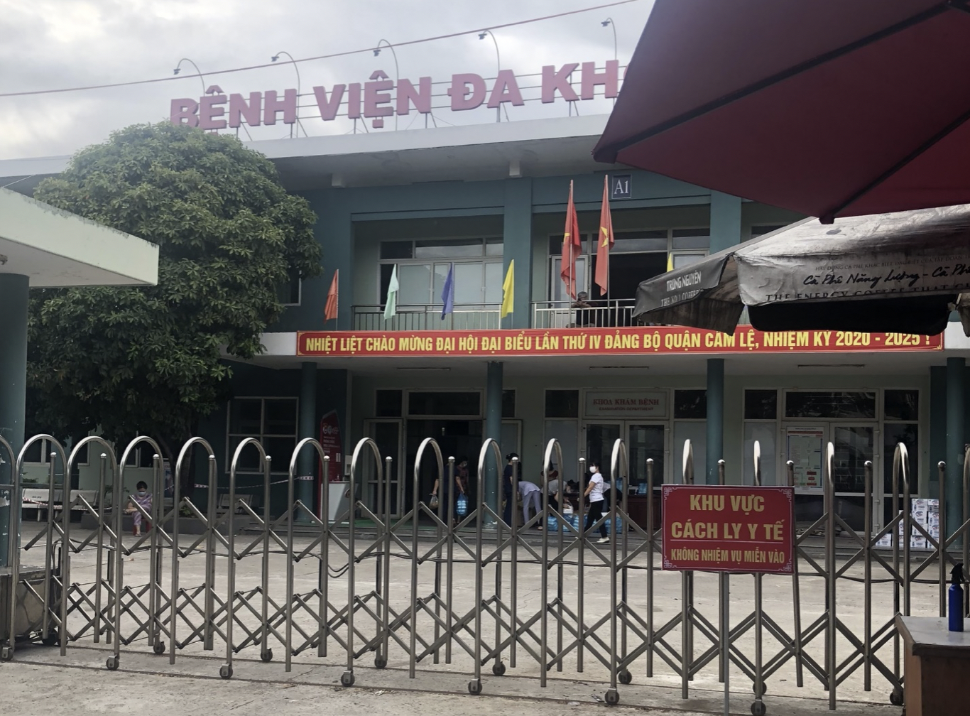 Khu vực nhóm thiện nguyện phát cơm miễn phí cho mọi người tại bệnh viện Cẩm Lệ, TP Đà Nẵng. Ảnh: NVCC